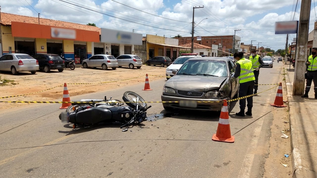 Motociclista fica ferida após colisão com carro em Arapiraca
