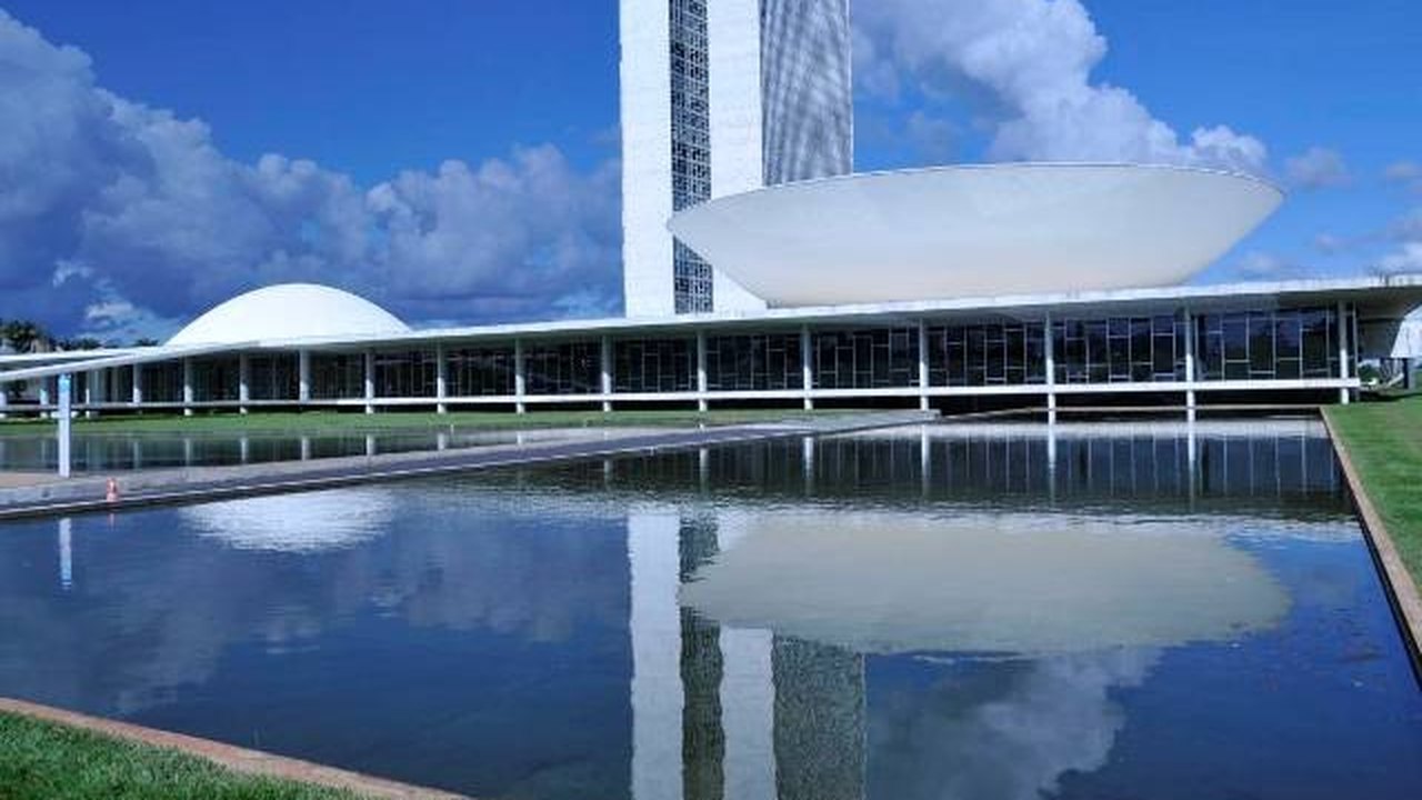 Câmara protocola PEC que permite ao Congresso derrubar decisões do STF