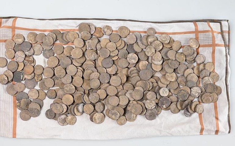 Tesouro romano com 450 moedas é achado no norte da Alemanha e pode reescrever história local (FOTOS)