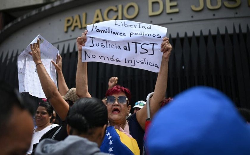 Parentes de detentos em greve de fome protestam em Caracas em meio a denúncias de corrupção prisional