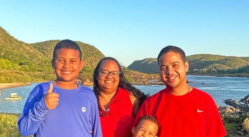 Amanda Carolyne, os dois filhos e o esposo Jefferson - Foto: Reprodução / Instagram