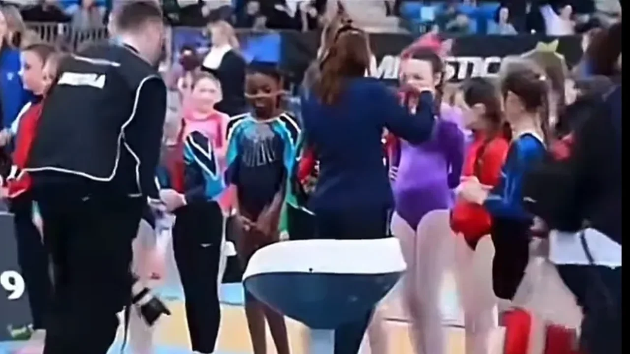 Mãe de ginasta negra ignorada em premiação quer que vídeo pare de circular e diz que pedido de desculpas 'não foi genuíno'