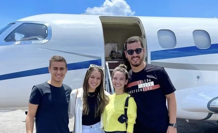 Nikolas apareceu em uma foto diante do jato Embraer 505 Phenom 300 ao lado do pastor, da esposa dele, Mariel, e da influenciadora cristã Jey Reis