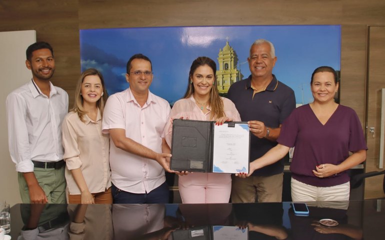 Prefeita Ângela Vanessa assina ordem de serviço para construção de Casa da Saúde da Mulher em São José da Laje