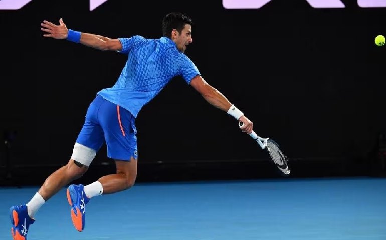 Sem vaias, Djokovic vence em retorno ao Aberto da Austrália após deportação