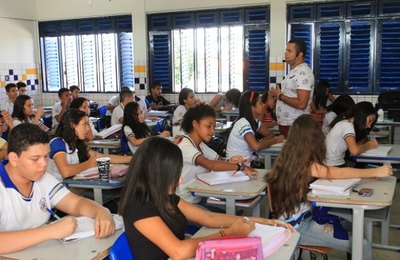 Estado garante reajuste nacional de piso para professores na folha deste mês