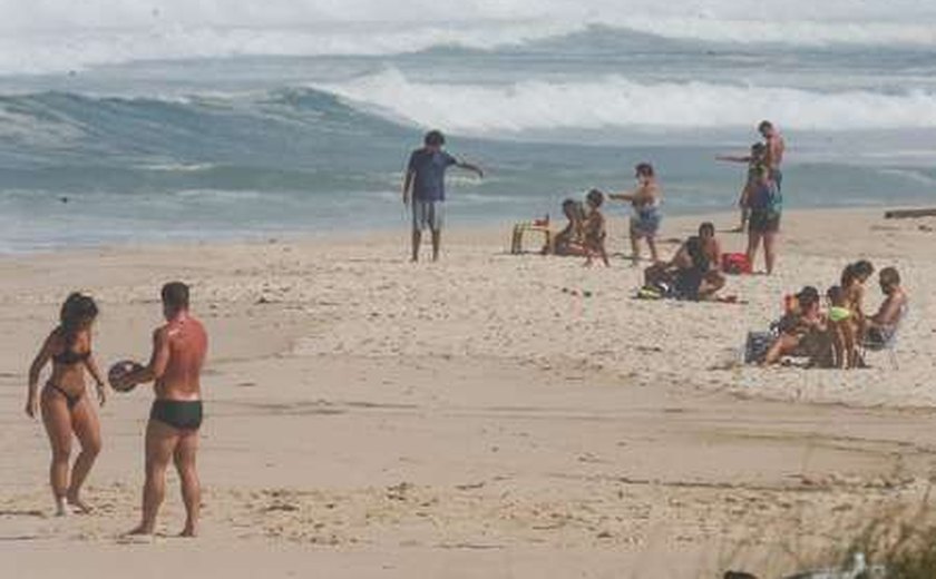 Banho de mar volta a ser permitido no Rio de Janeiro