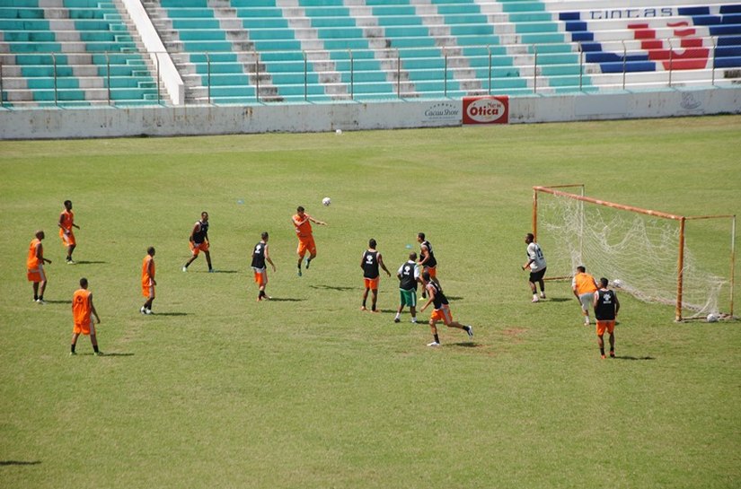 Coruripe faz treino de reconhecimento de campo no estádio Antônio Mariz
