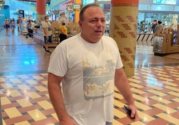 Pazuello entra sem máscara em shopping de Manaus e é advertido