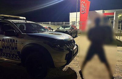Homem é conduzido à CISP pela Guarda Municipal de Delmiro Gouveia durante patrulhamento no bairro Ponto Chique II