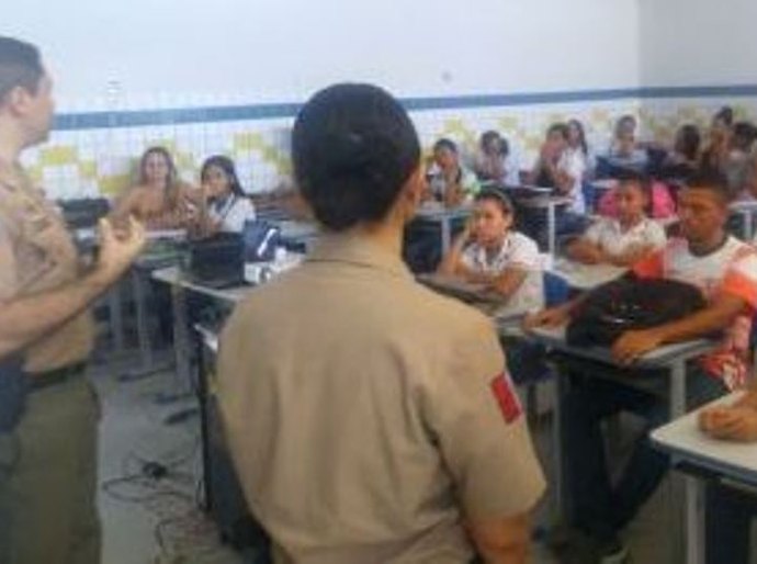 Policiais conscientizam jovens do bairro Farol contra o uso de drogas