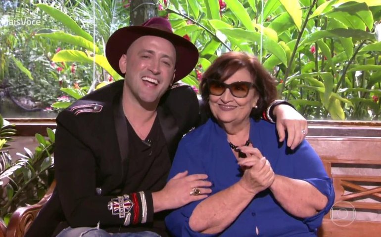 Mãe de Paulo Gustavo chora em 1º aniversário sem o filho: &#8216;não dá para comemorar&#8217;