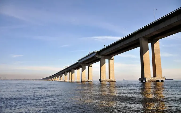 Ponte Rio-Niterói é interditada nos dois sentidos após incidente com andarilho