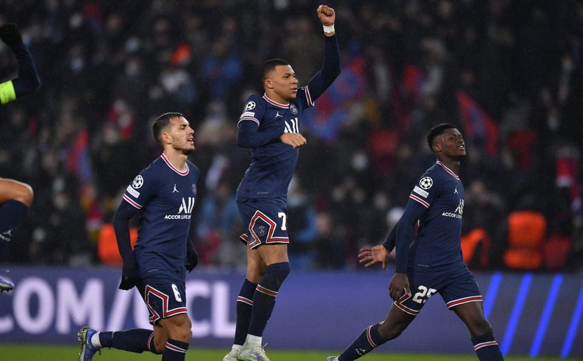 Na volta de Neymar, Messi perde pênalti, mas Mbappé define no fim e PSG bate Real