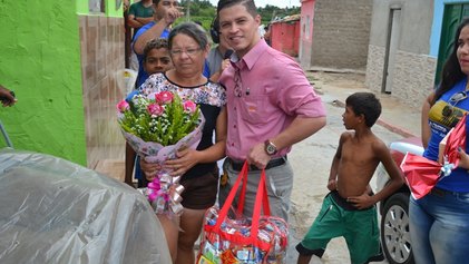 Rádio de Arapiraca contempla mães em sorteio de prêmios