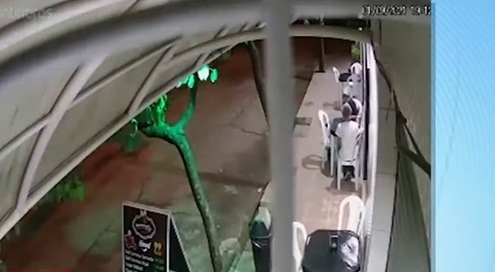Clientes assaltados pelo casal estavam sentados do lado de fora da sorveteria. / Foto: Imagem: Reprodução/TV Atalaia