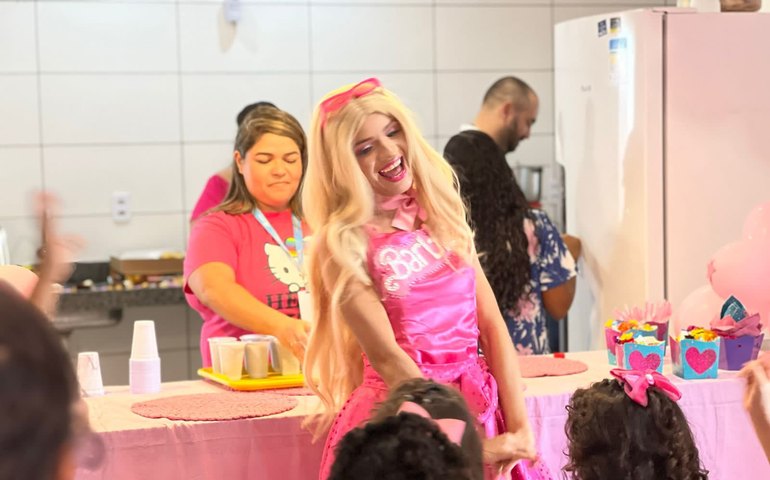 Arapiraca Shopping leva a icônica boneca Barbie para visitar crianças em abrigo institucional