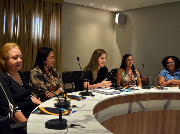 Cibele Moura entrega relatório do Rota da Educação a diretores de escolas e gerentes regionais da região Norte