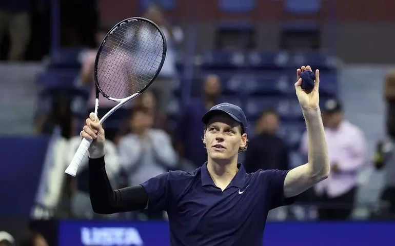 Sinner vence derby italiano e vai à semifinal do US Open