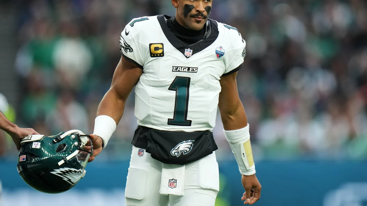 Philadelphia Eagles descartou o quarterback Jalen Hurts para o jogo de domingo contra o Carolina Panthers devido a um coágulo sanguíneo.