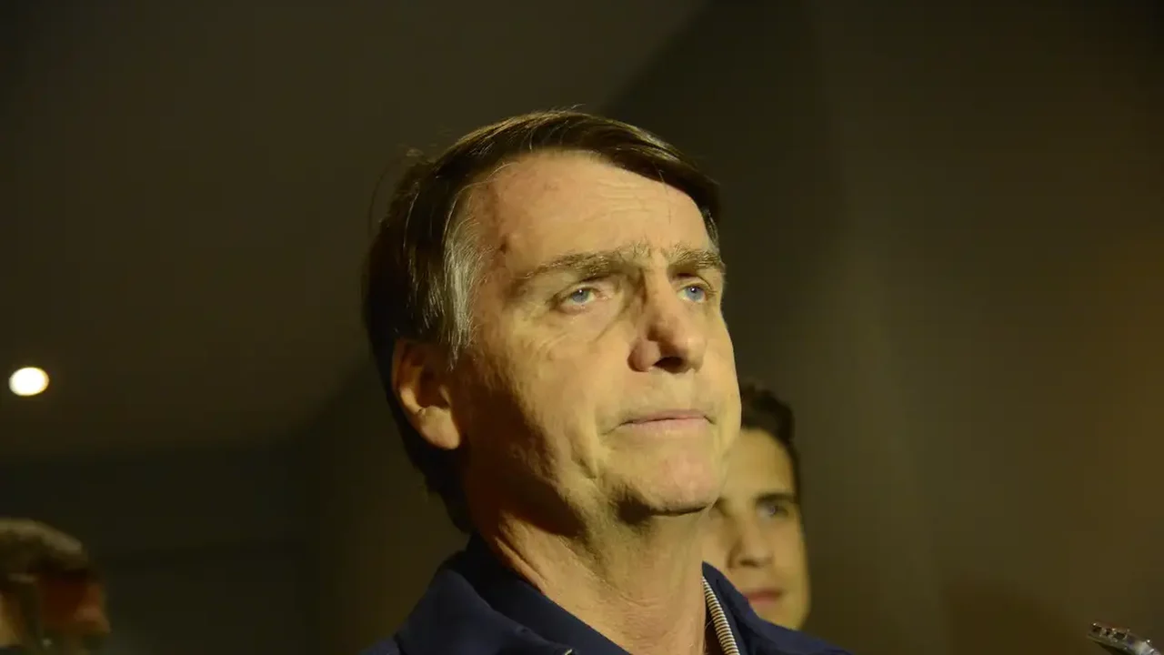 Alimentação inadequada pode ter provocado internação de Bolsonaro em UTI
