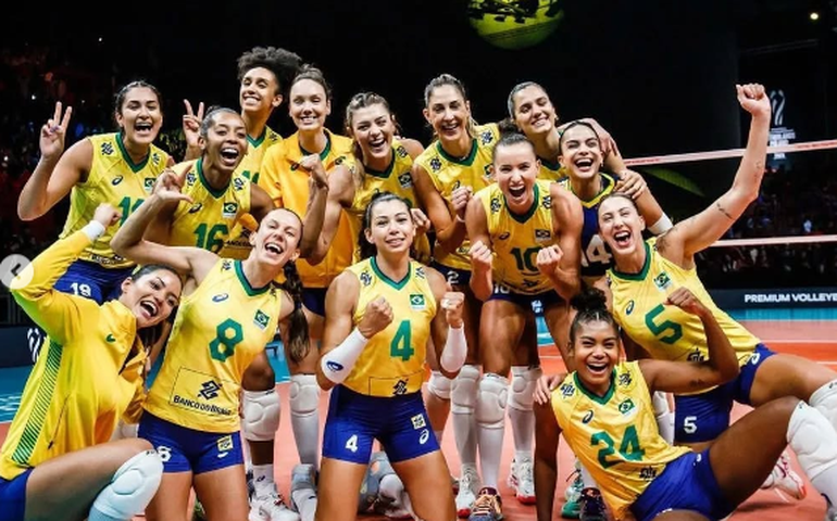 Seleção feminina sofre, mas bate França e vai às semifinais do Mundial de vôlei