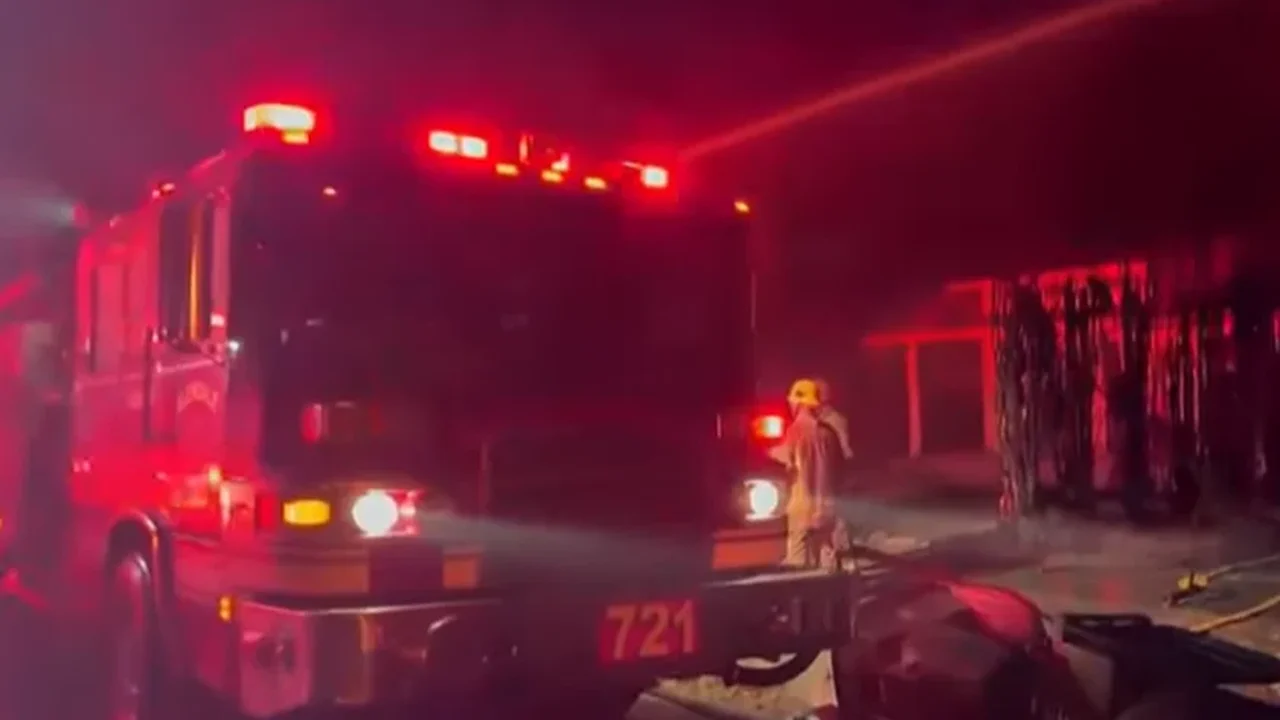 Incêndios forçam retirada de 80 mil moradores de Los Angeles