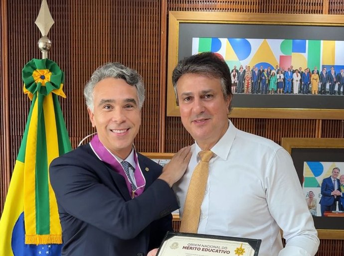 Rafael Brito recebe a maior honraria da educação brasileira