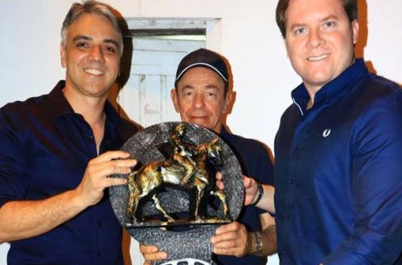Ministro Marx Beltrão é homenageado em Vaquejada de Lagarto, em Sergipe
