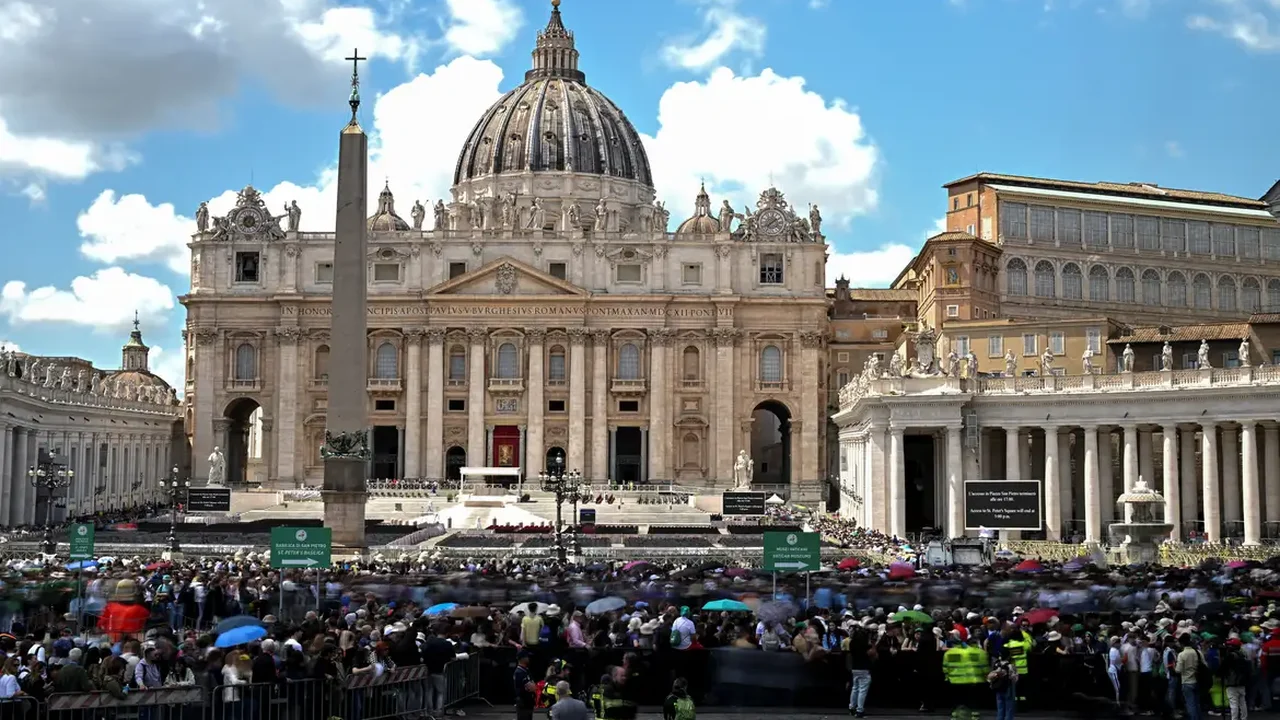 Fluxo de fiéis na Basílica de São Pedro é encerrado
