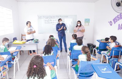 Prefeito Júlio César Visita escolas e incentiva alunos no dia da Provinha Palmeira