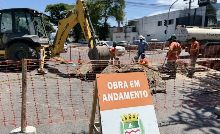 Obra emergencial de drenagem interdita via no Conjunto Murilópolis, na Serraria