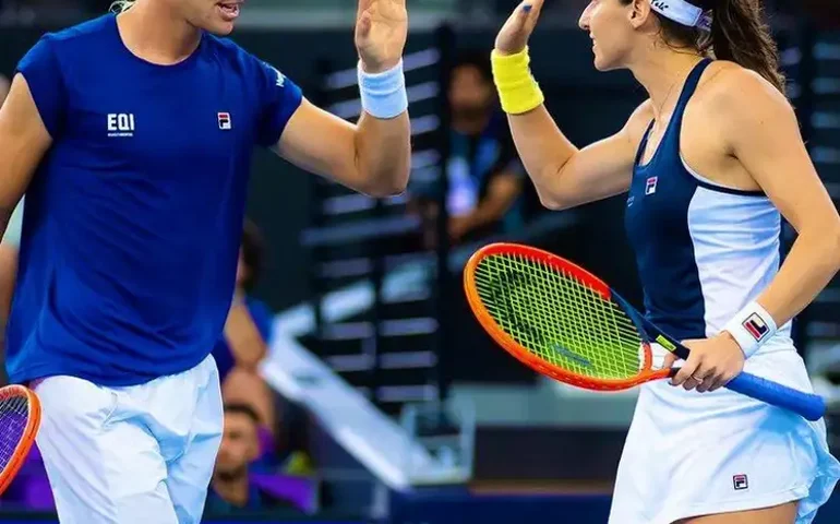 Iga Swiatek, Marketa Vondrousova e Jannik Sinner arrasam na estreia em Indian Wells