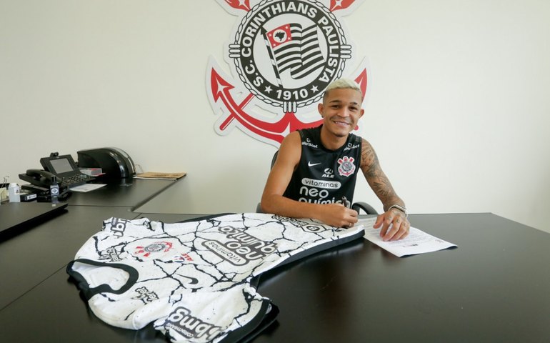 Adson estende vínculo com Corinthians por mais um ano, até o fim de 2024