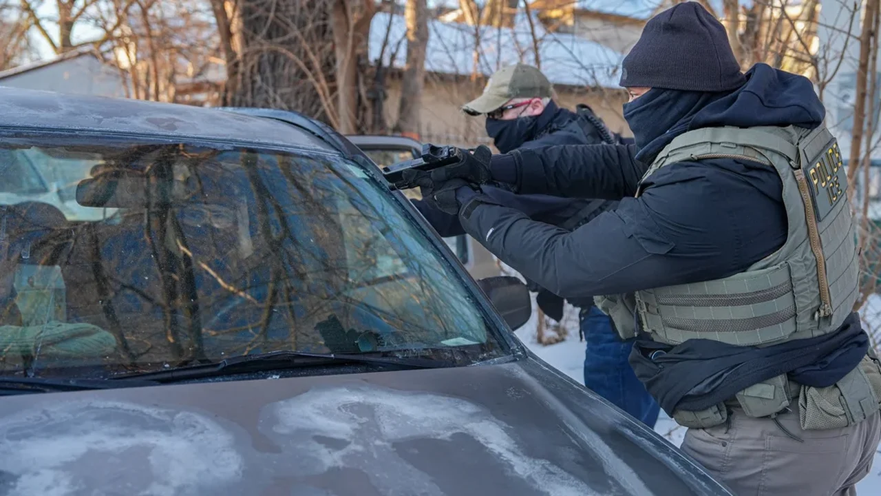 Agentes de imigração sacam armas e prendem ativistas seguindo-as em Minneapolis