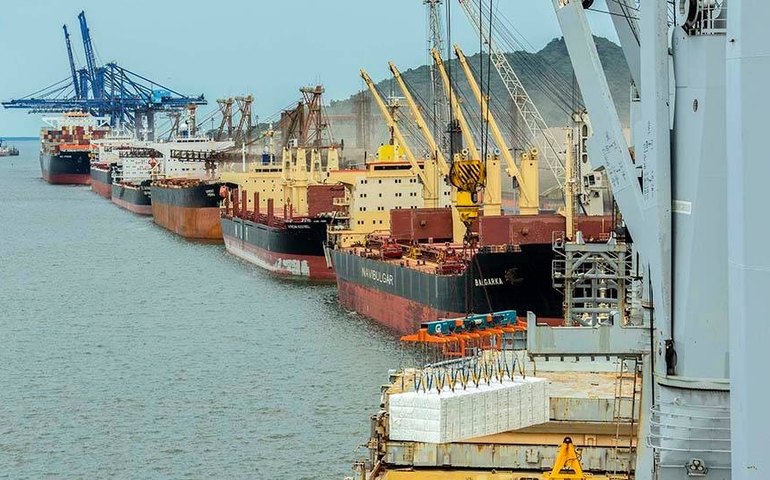 Balança comercial tem superávit US$ 10,956 bilhões em março