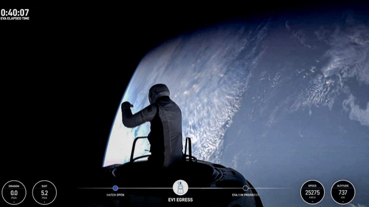 Bilionário é o primeiro a sair de cápsula da Space X para a primeira caminhada espacial privada da história; ao vivo