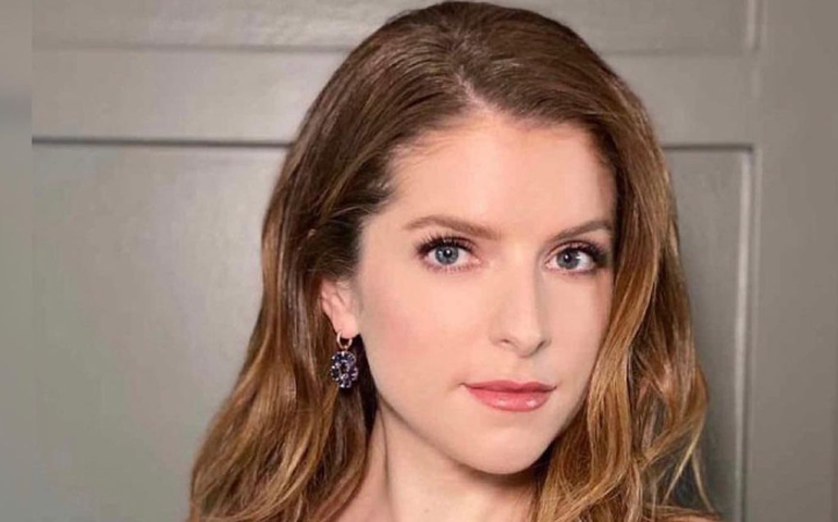 Anna Kendrick se abala ao lembrar de pressão por nudez aos 19 anos