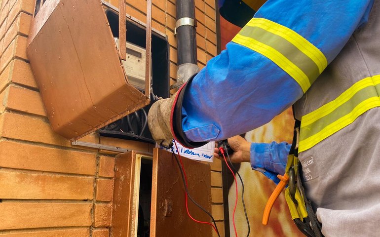 Operação de combate ao furto de energia autua cinco hotéis e um estabelecimento comercial em Piranhas