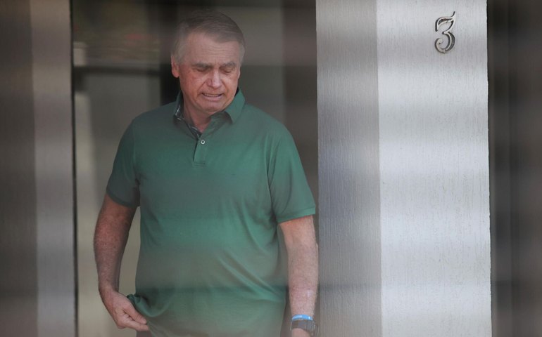 Bolsonaro apresenta evolução clínica, mas permanece internado na UTI