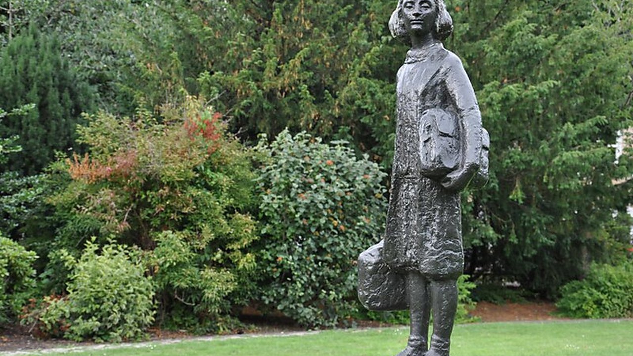 Estátua de Anne Frank é pichada com a palavra 'Gaza' em Amsterdã: 'Nenhum palestino foi ajudado com isso'