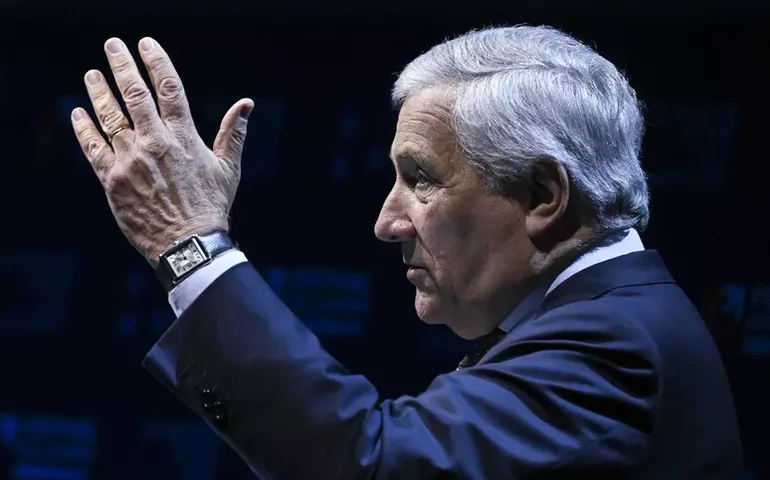 'Se tivermos mais filhos, poderemos reduzir migrantes legais', diz Tajani
