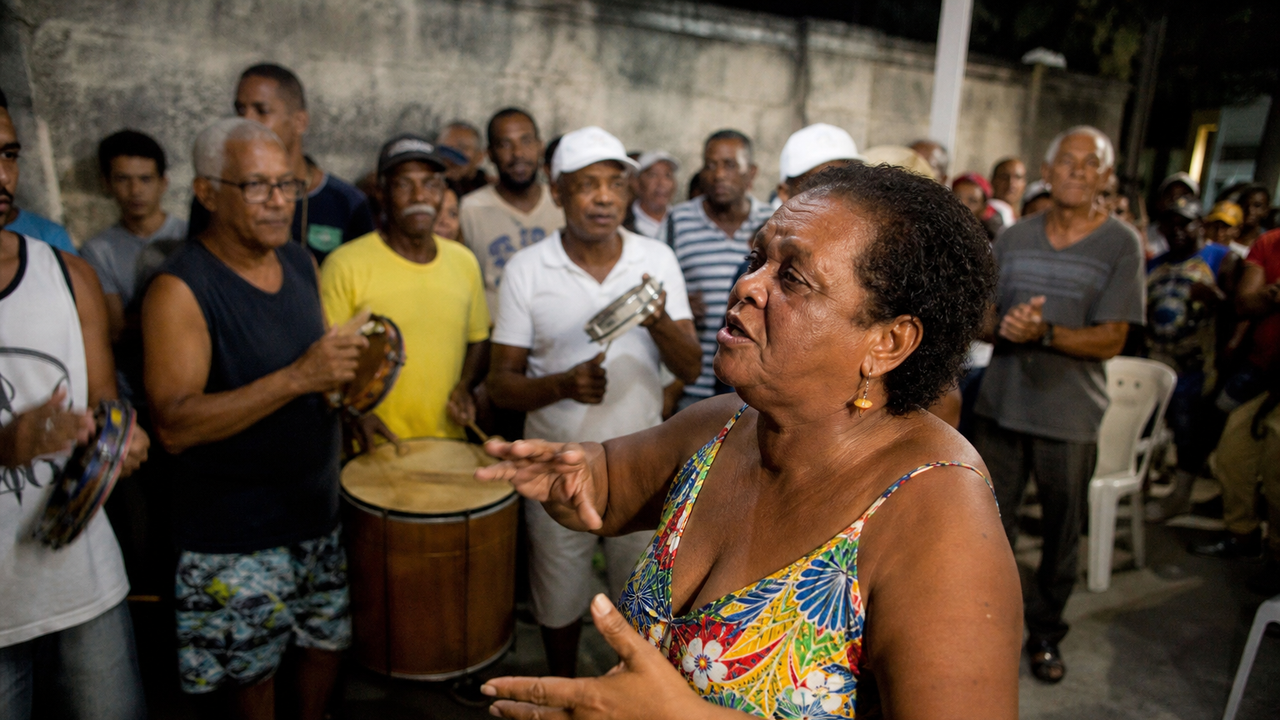 Seguindo a tradição das matriarcas, Tia Gessy comanda há quase 50 anos no subúrbio do Rio roda de samba que revelou Xande de Pilares e outros talentos