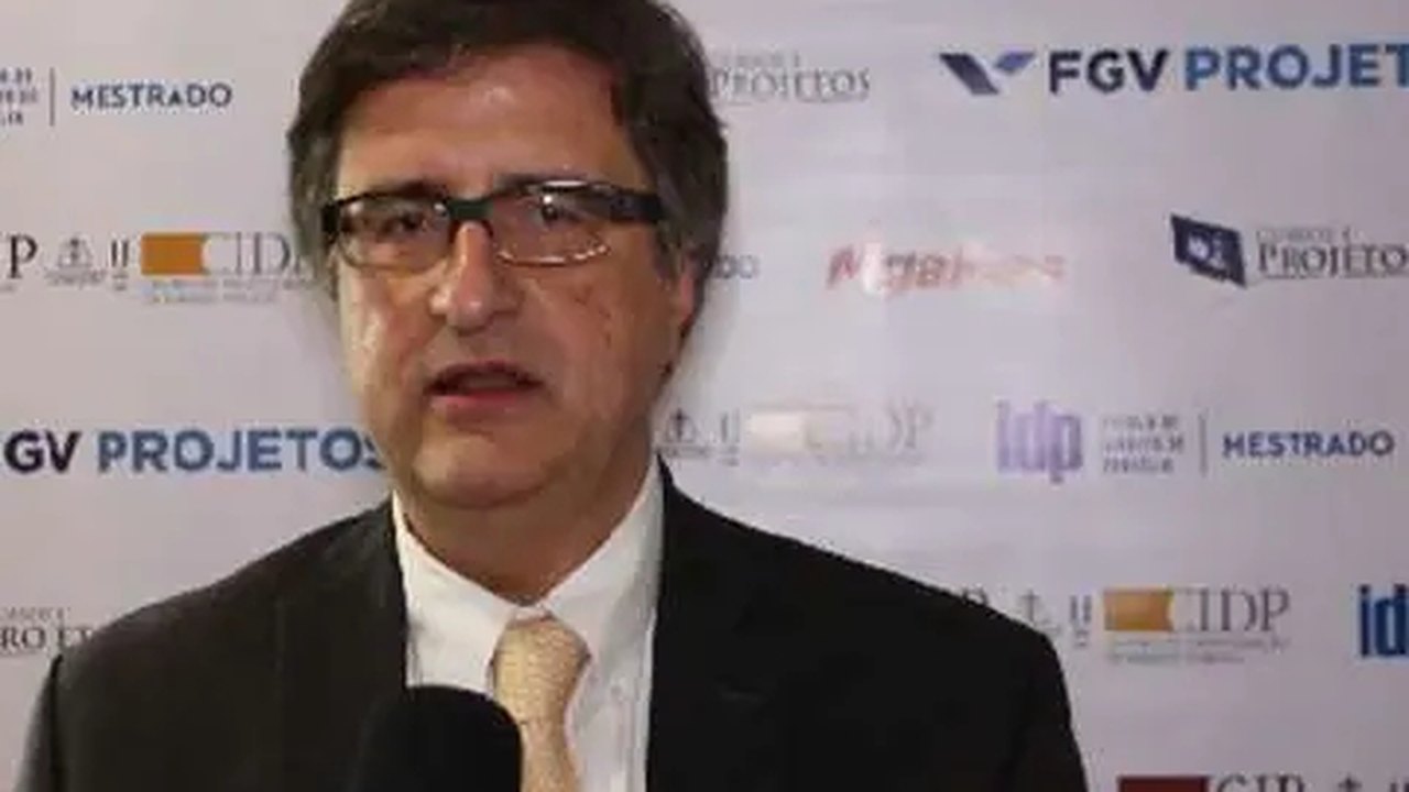 PGE pede que Bolsonaro seja multado por atacar urnas em reunião com embaixadores