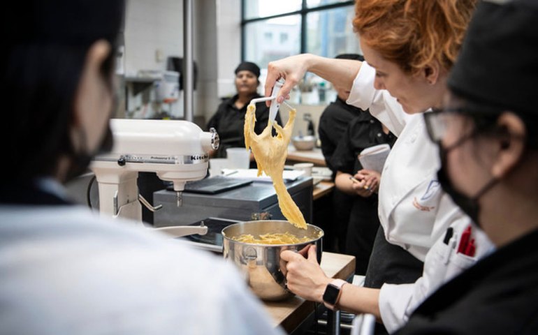 Pesquisa prevê alta de empregos em restaurantes neste ano