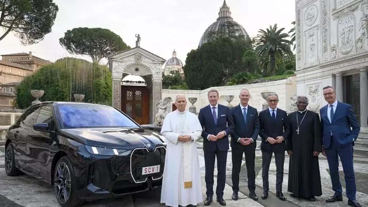 BMW doa carro 'sustentável' a papa Leão XIV