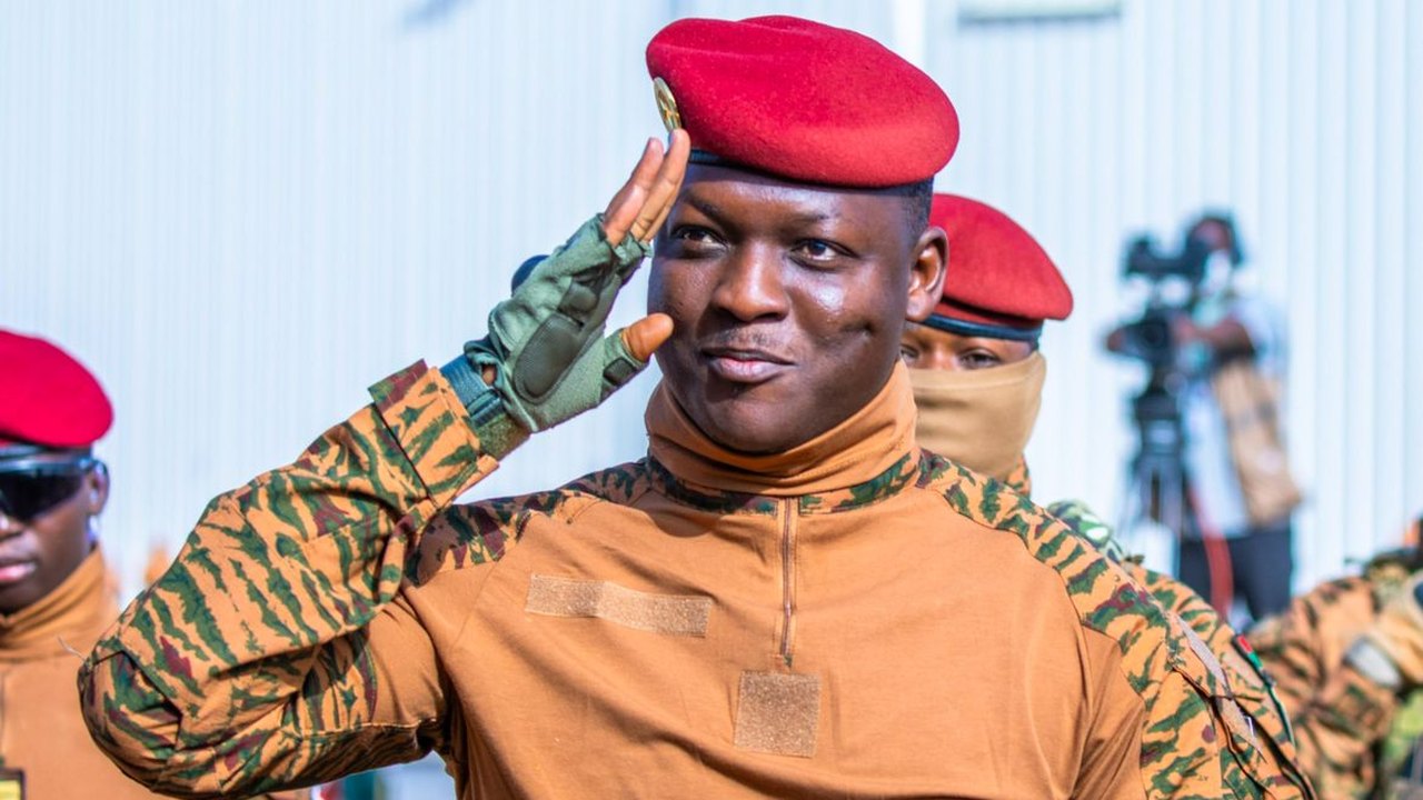 Líder anti-imperialista em Burkina Faso, Traoré se destaca na África