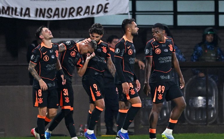 Corinthians é eficaz, bate o Platense, mas mostra que Diniz ainda tem trabalho pela frente