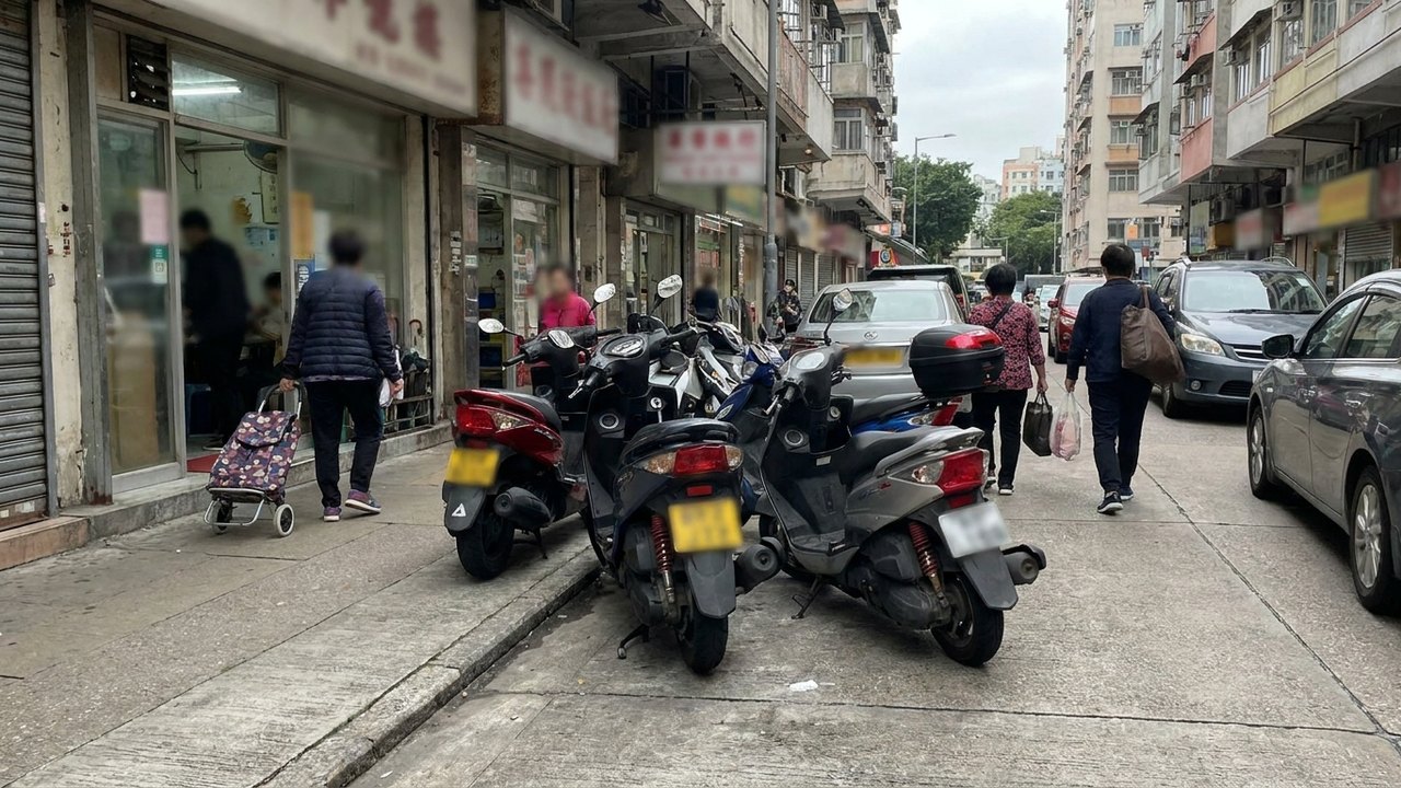 Ilegal, e daí? Com frota que não para de crescer, motos transformam calçadas em estacionamento e disputam espaço com pedestres
