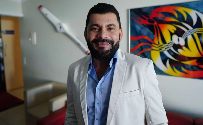 Prefeito que patrocinou Bíblia com foto de ministro pede para remarcar audiência